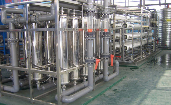       化工行業(yè)中的高純水主要應(yīng)用于電池行溶劑用純水、化學(xué)分析、化工材料、產(chǎn)品清洗、物質(zhì)的分離、濃縮、提純，廢物回收等場合的用水，對于水質(zhì)要求相對來說不是太高，純水電導(dǎo)率從0.1uS/cm-20uS/cm就基本上能滿足要求。我們公司可根據(jù)客戶對水質(zhì)的具體要求，采用反滲透，離子交換，EDI等超純水生產(chǎn)工藝的不同組合，生產(chǎn)出即經(jīng)濟(jì)實(shí)用，又