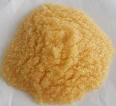 軟化樹脂是專用于軟化硬水的一種專用樹脂，通過離子交換技術(shù)，使水的硬度小于50 mg/L(CaCO3)。離子交換是一種特殊的動(dòng)態(tài)吸附過程，一般是由不溶于水的離子交換劑在電解質(zhì)溶液中進(jìn)行，這種離子交換劑即為離子交換樹脂。